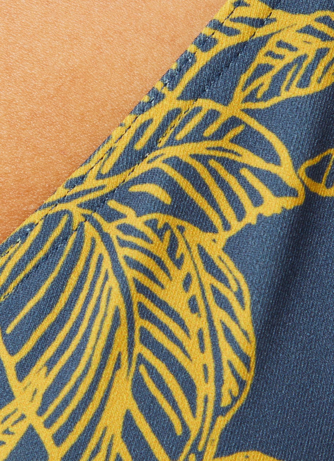 Eres Hamac triangel bikinitop met bladprint - detail 2 mosterd