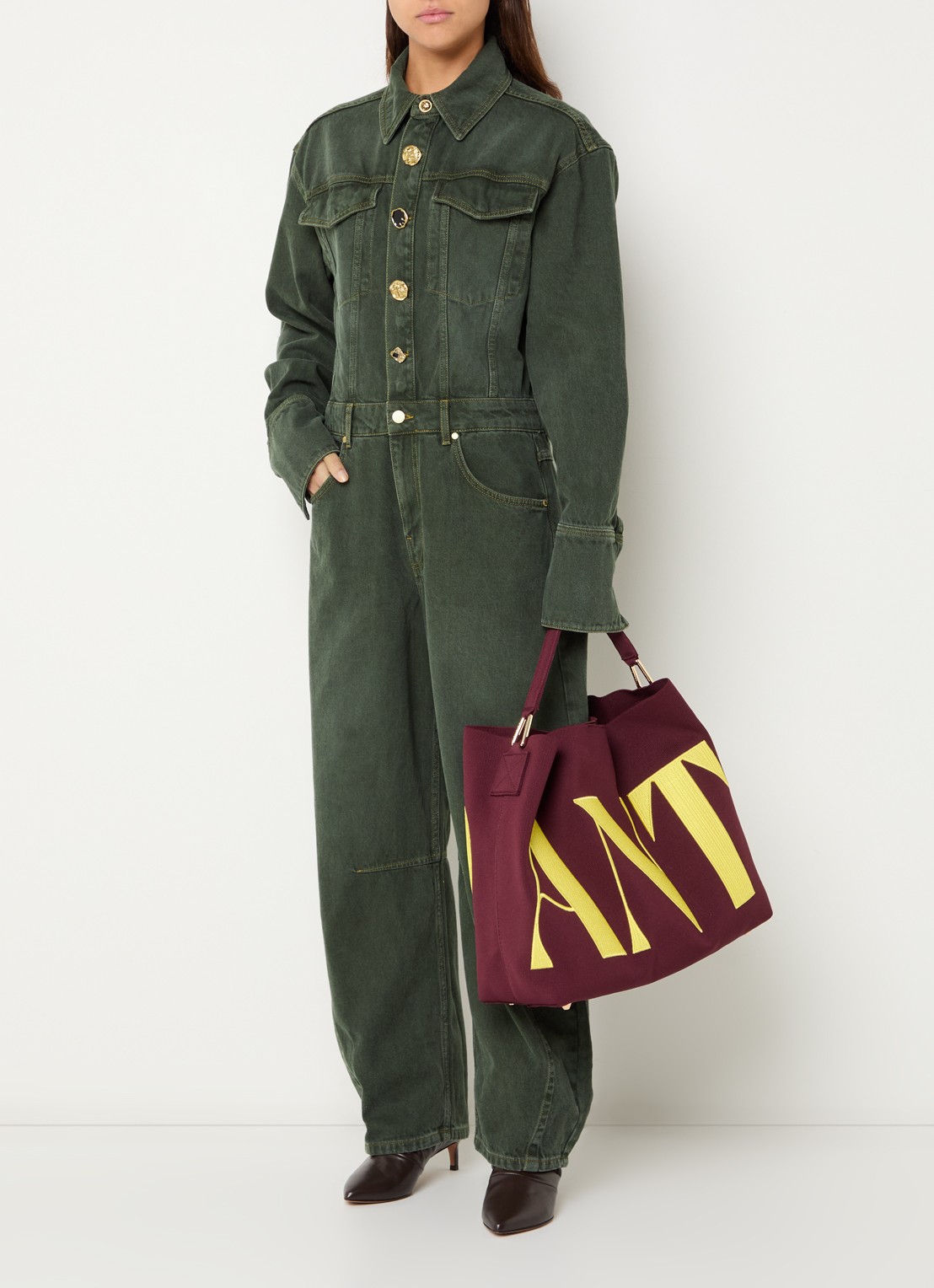 Essentiel Antwerp Balloon fit jumpsuit van denim met gekleurde wassing en borstzakken - detail 4 olijfgroen