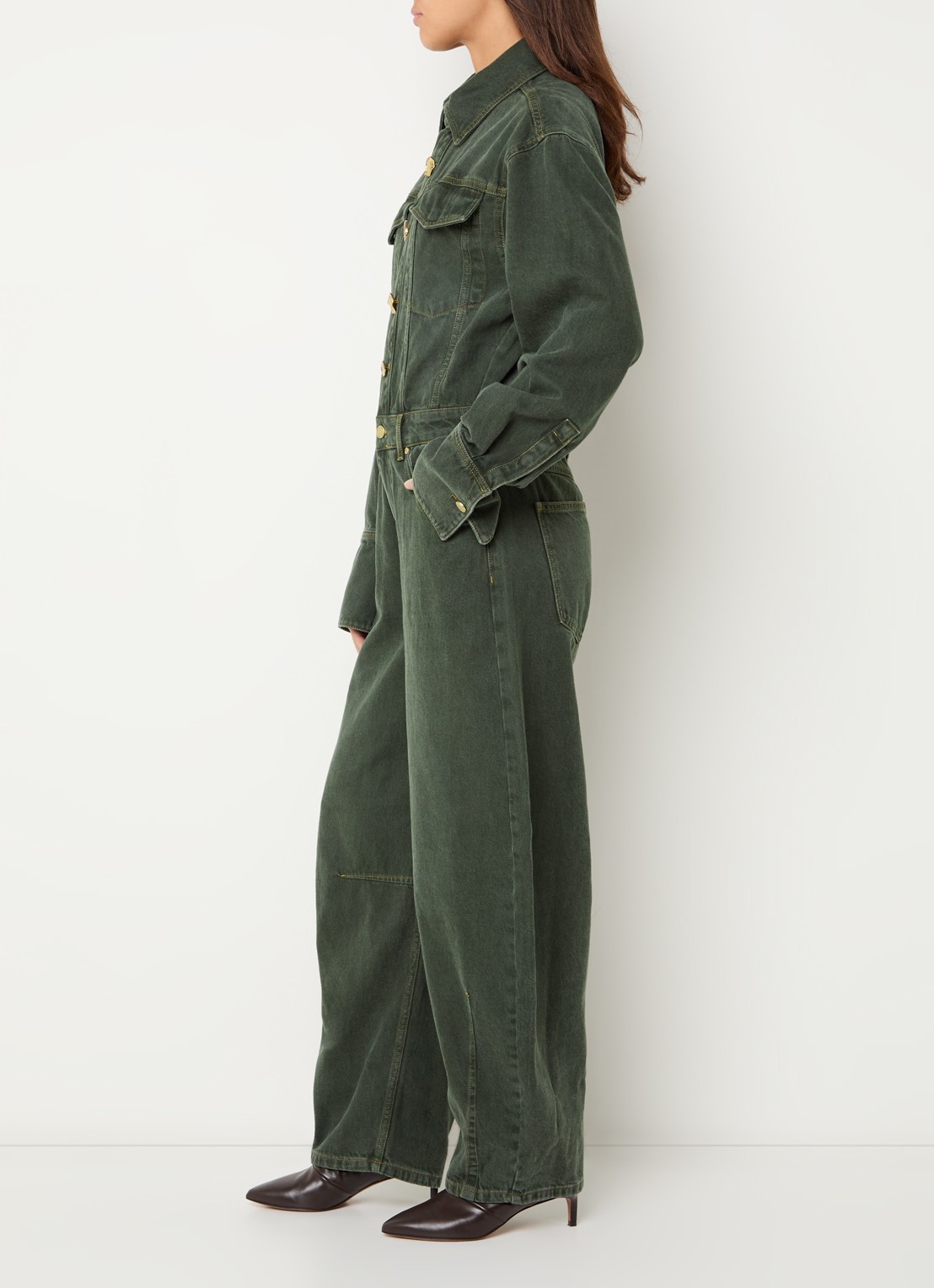 Essentiel Antwerp Balloon fit jumpsuit van denim met gekleurde wassing en borstzakken - voorkant 2 olijfgroen