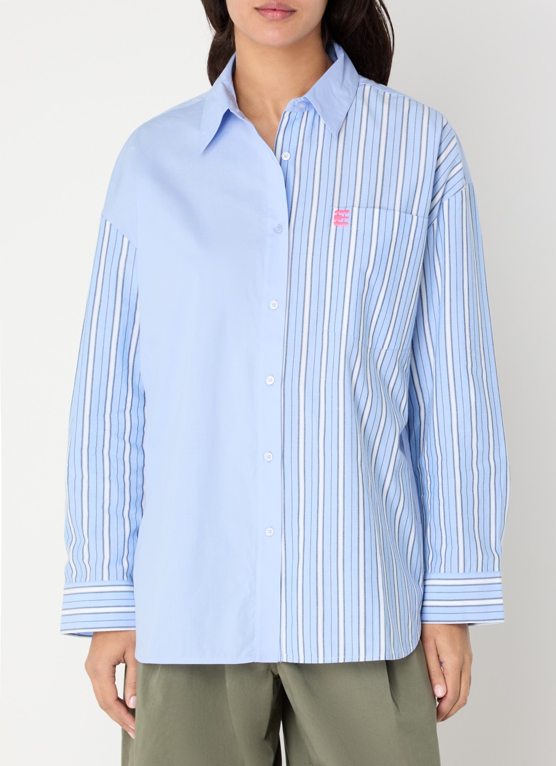 Essentiel Antwerp Blouse met streepprint en bostzak - detail blauw