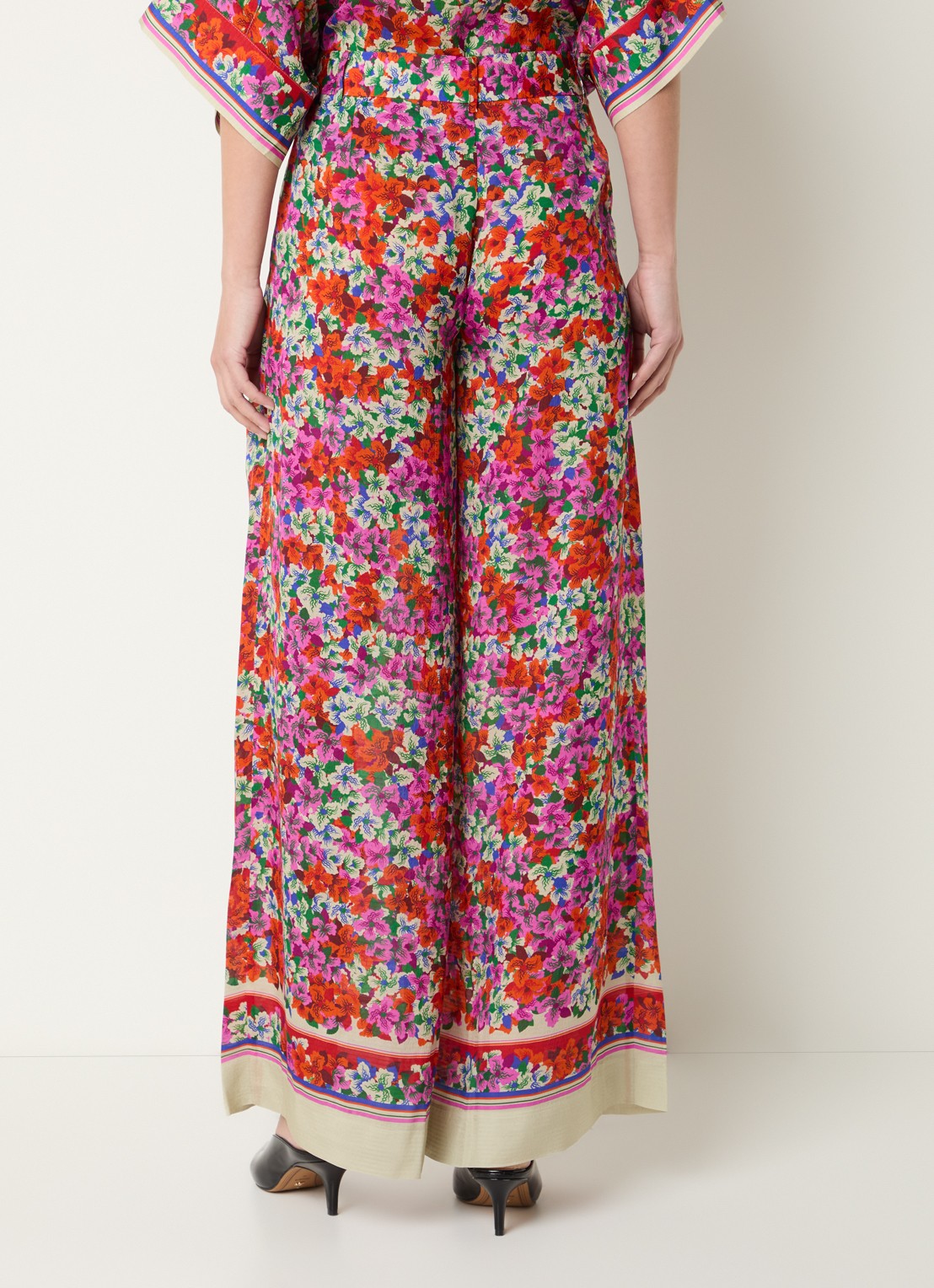 Essentiel Antwerp High waist wide fit palazzo broek in zijdeblend - achterkant rood