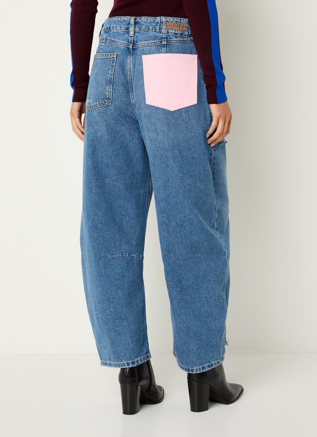 Essentiel Antwerp Interstellar high waist loose fit jeans met medium wassing - achterkant indigo