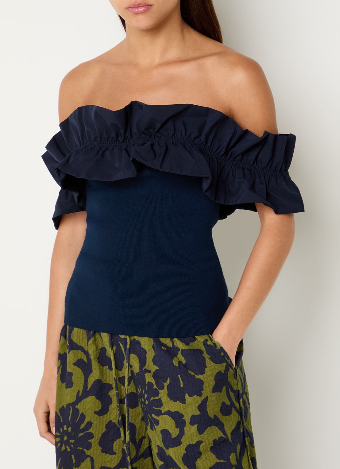Essentiel Antwerp Jaqua off shoulder top met volant - detail donkerblauw