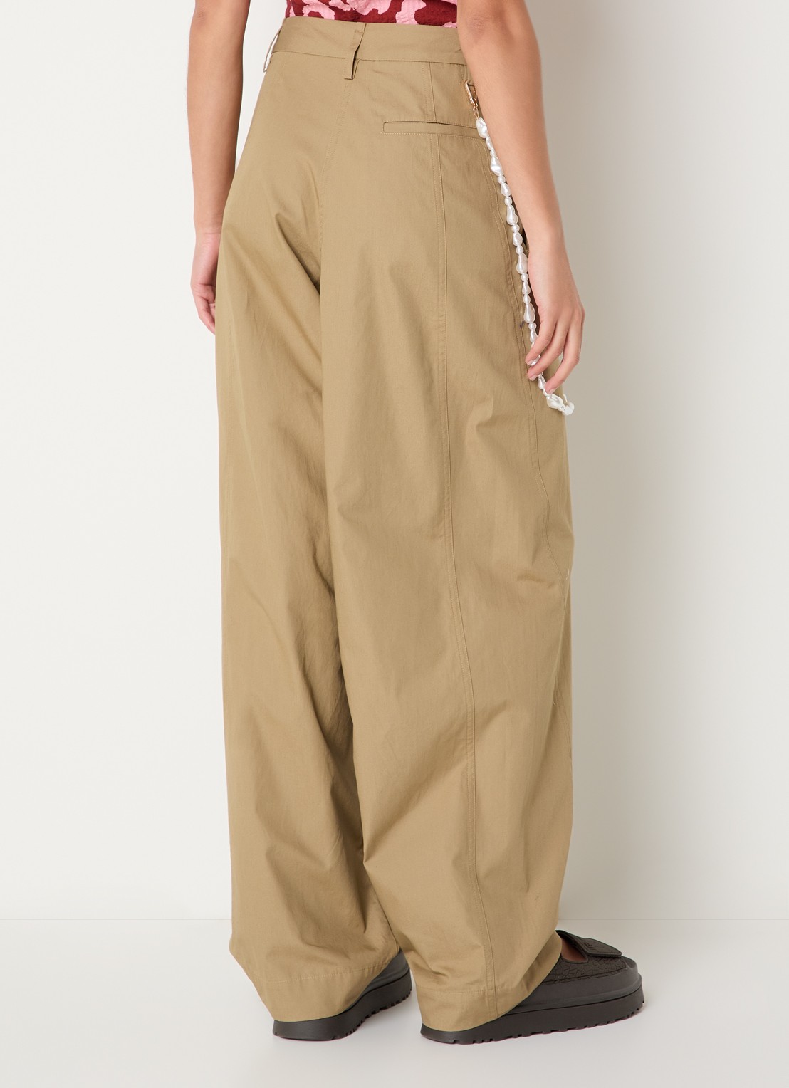 Essentiel Antwerp Jesuis high waist tapered fit chino met imitatieparels - achterkant 2 camel