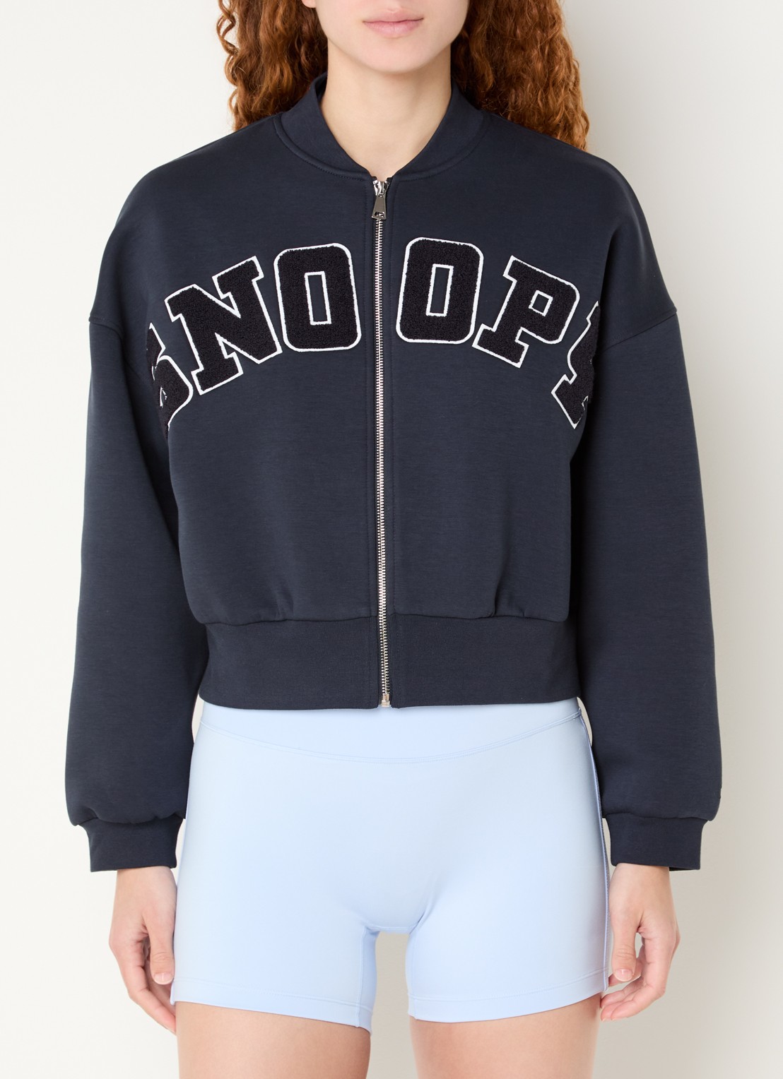Essentiel Antwerp Jilnius sweatvest met flockprint - detail 4 donkerblauw