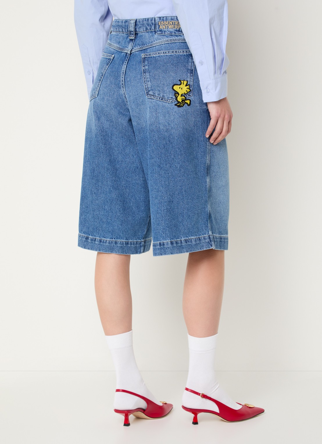 Essentiel Antwerp Jirmuda mid waist loose fit korte broek van denim - achterkant indigo