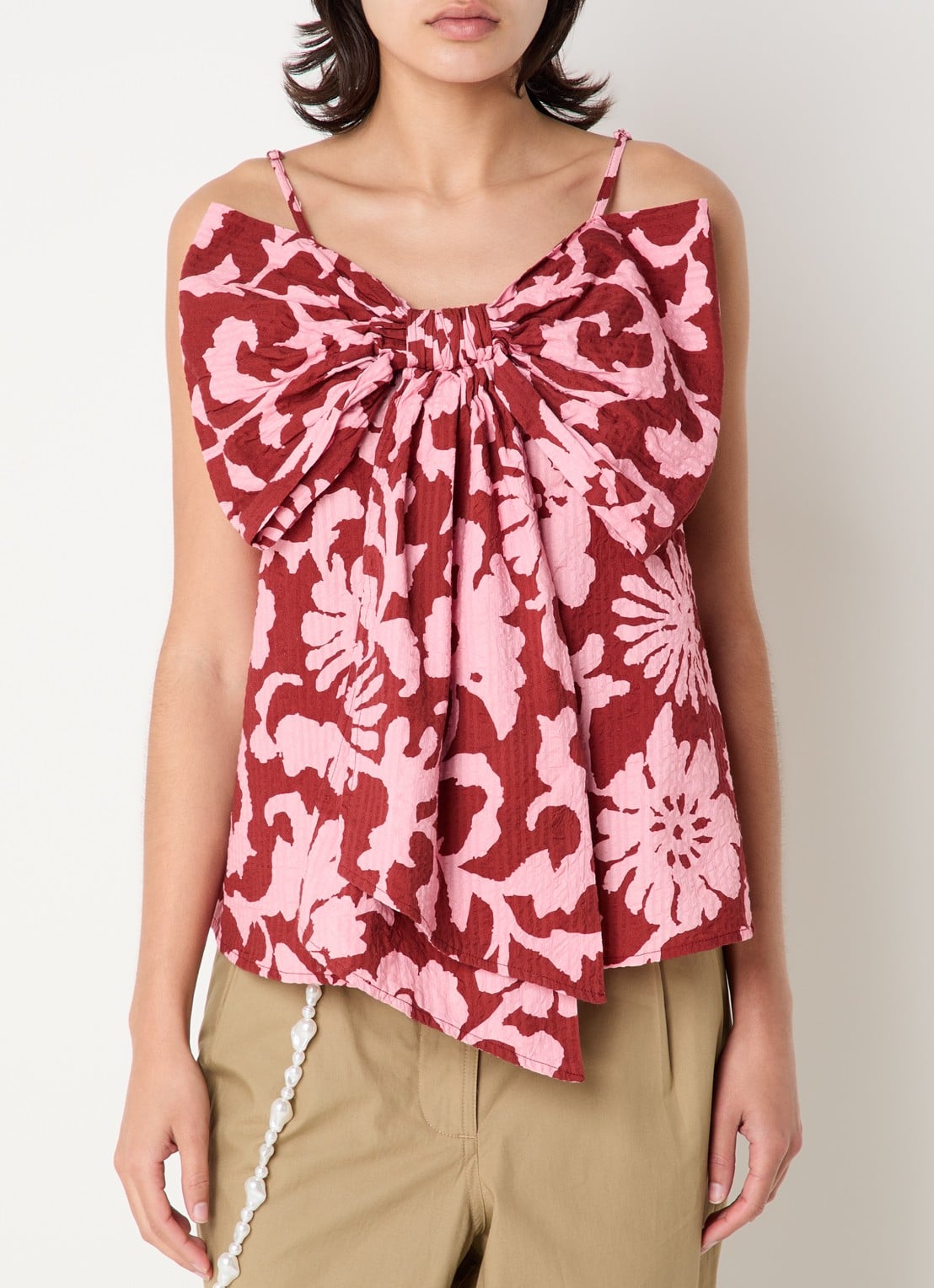 Essentiel Antwerp Jogs mouwloze top met print en strikdetail - detail 2 cranberryrood