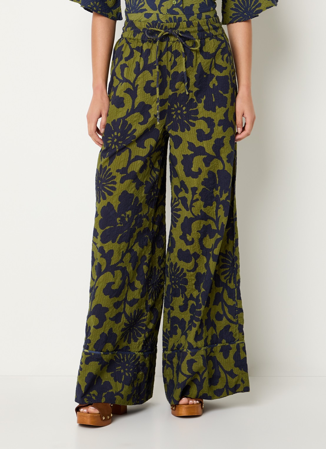 Essentiel Antwerp Jomery high waist wide fit broek met structuur en print - detail 4 groen