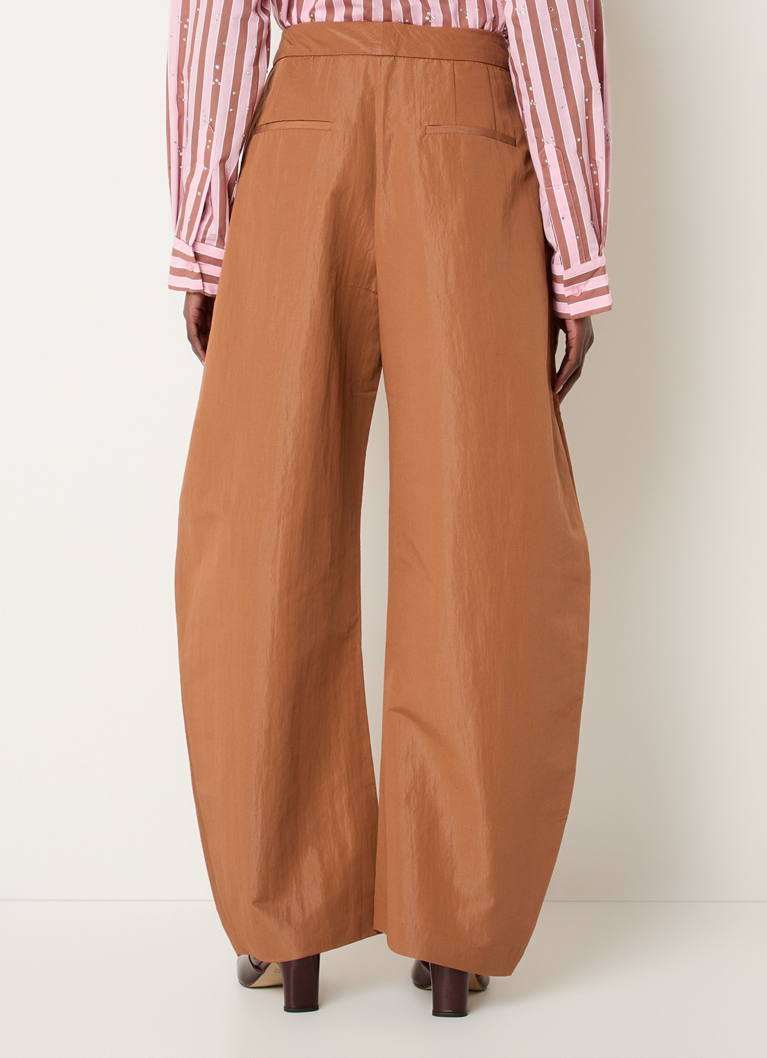 Essentiel Antwerp Jude high waist balloon fit broek met steekzakken - achterkant 2 hazelnootbruin