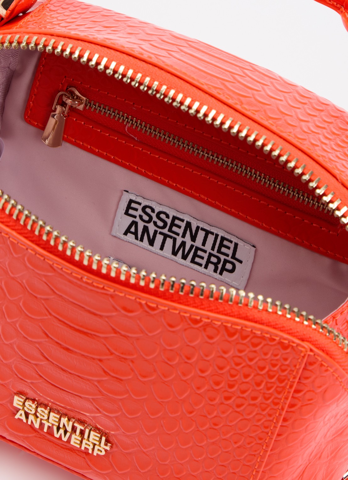 Essentiel Antwerp Jussi Mini handtas van leer met studs en afneembare schouderriem - detail 2 oranje