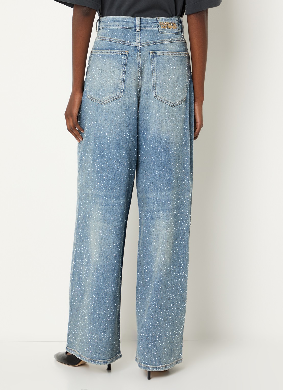 Essentiel Antwerp Kactus low waist loose fit jeans met strass en steekzakken - achterkant 5 jeans