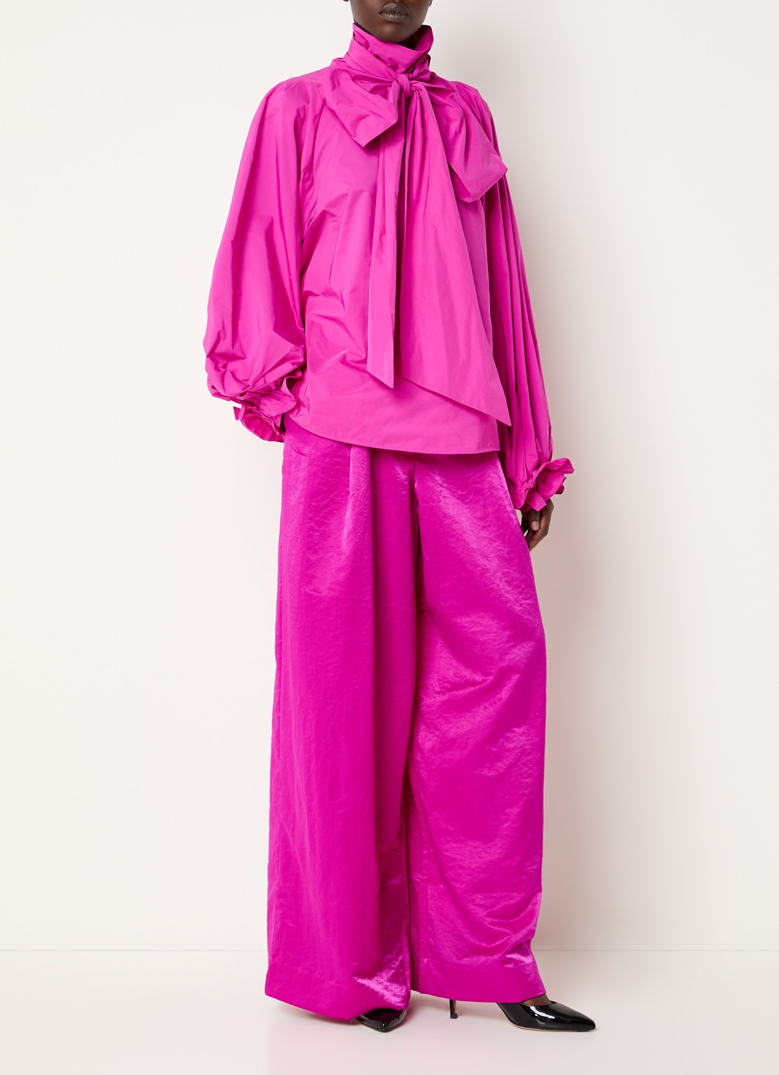 Essentiel Antwerp Karmen high waist wide fit palazzo broek met glanzende finish - voorkant 2 fuchsia
