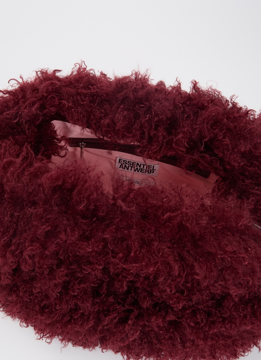 Essentiel Antwerp Katerin clutch van imitatiebont met afneembare schouderriem - detail 3 donkerrood