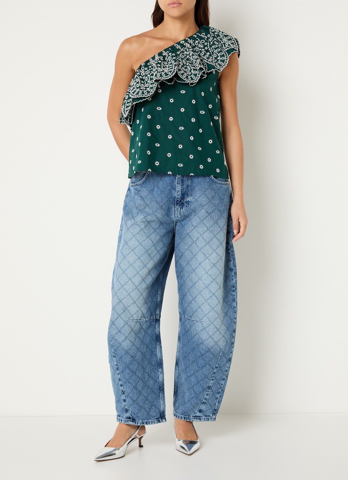 Essentiel Antwerp Kathscallop one shoulder top met ruches en broderie - voorkant 2 donkergroen