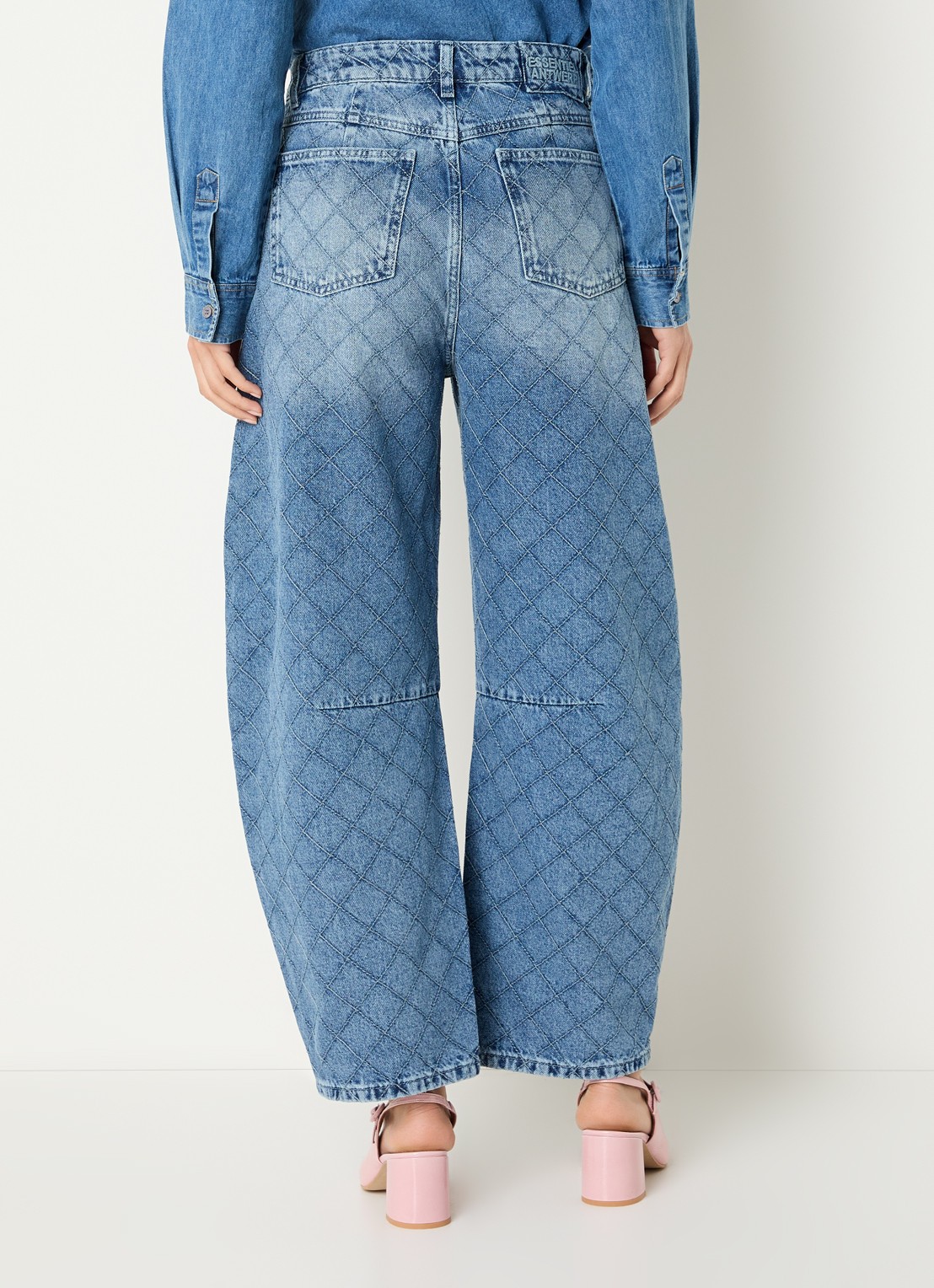 Essentiel Antwerp Katsu mid waist balloon fit jeans met medium wassing en quiltpatroon  - achterkant 3 indigo