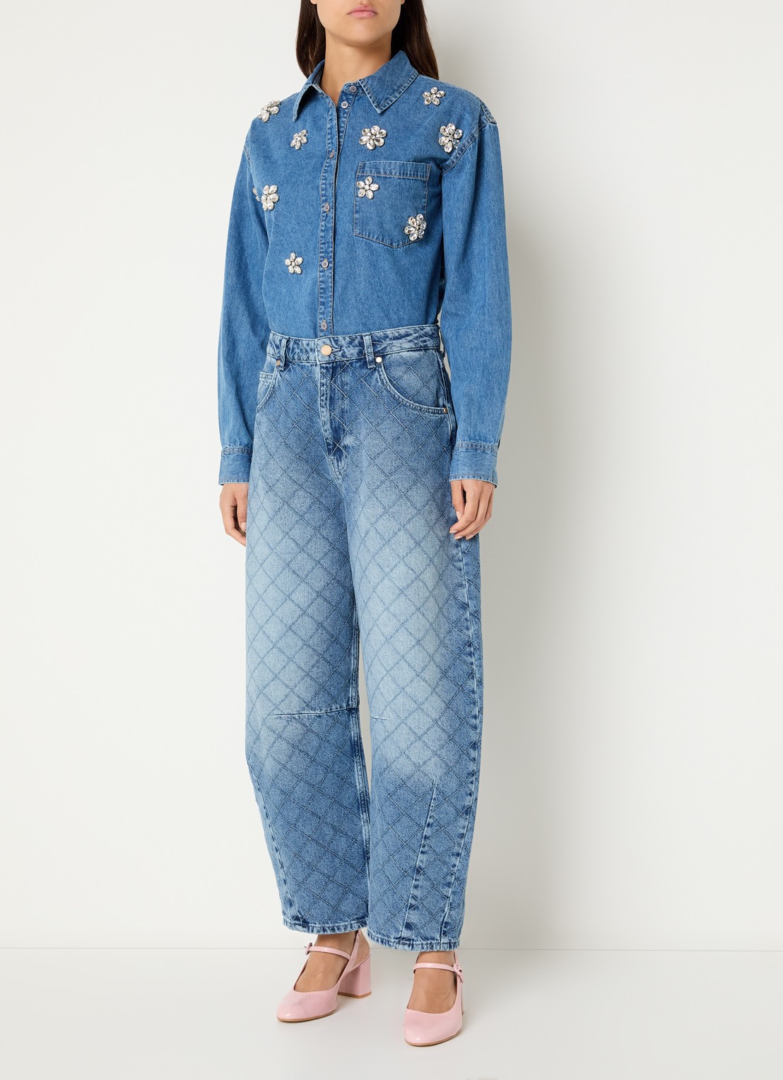 Essentiel Antwerp Katsu mid waist balloon fit jeans met medium wassing en quiltpatroon  - voorkant 2 indigo