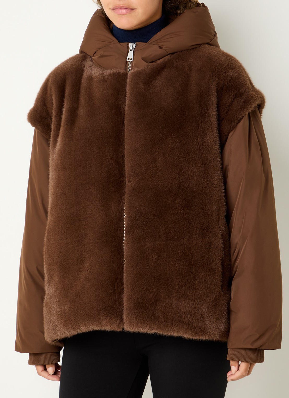 Essentiel Antwerp Kbeauty pufferjack met details van imitatiebont - detail bruin