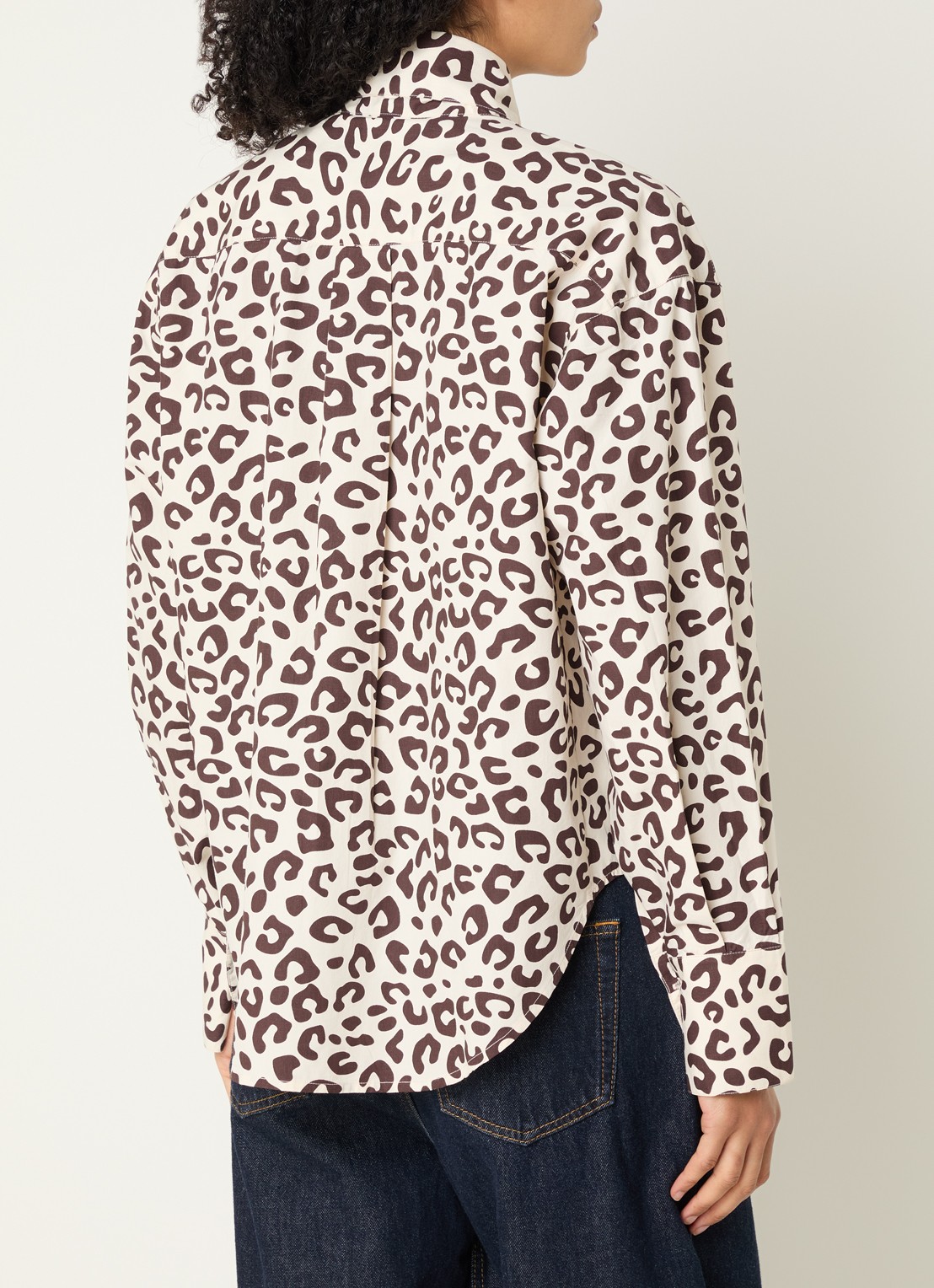 Essentiel Antwerp Khaleesie blouse met panterprint en sjaalkraag - achterkant 4 wit