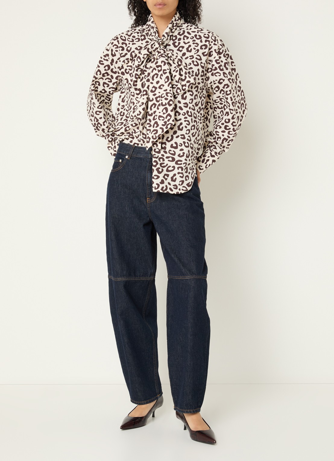 Essentiel Antwerp Khaleesie blouse met panterprint en sjaalkraag - voorkant 3 wit