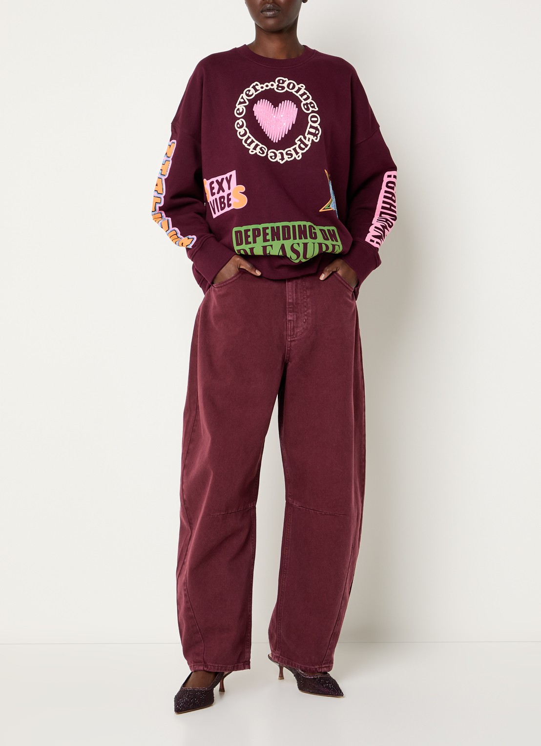 Essentiel Antwerp Kokos mid waist cropped balloon fit jeans met gekleurde wassing - voorkant 2 bordeauxrood