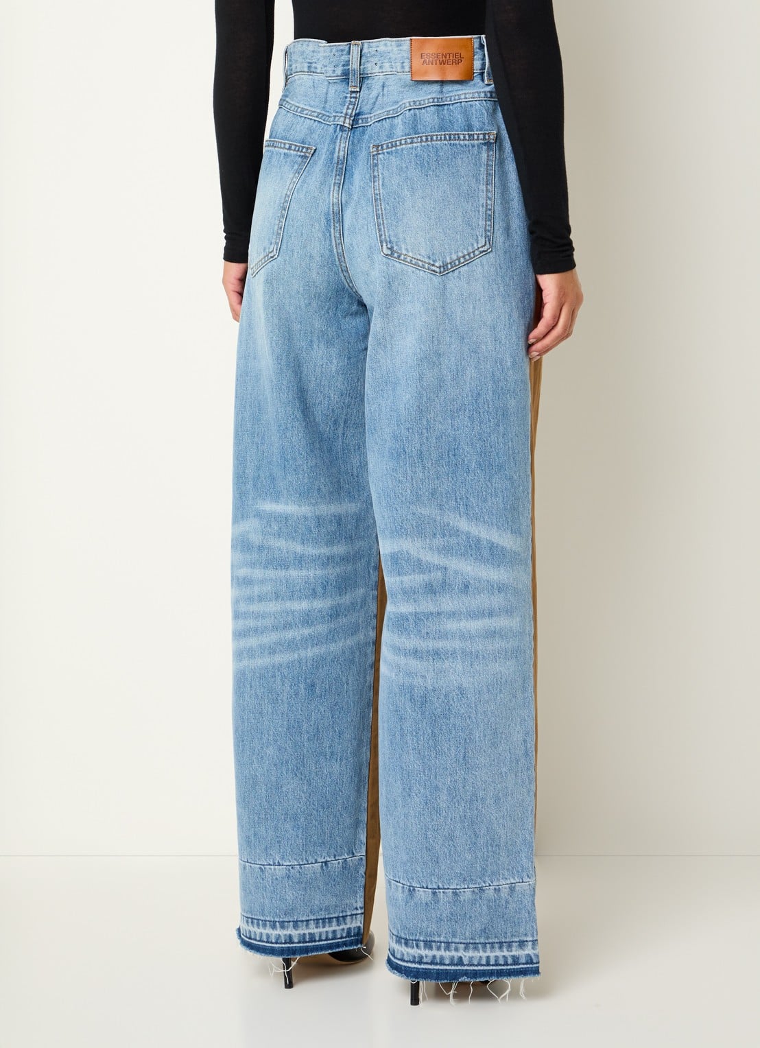 Essentiel Antwerp Krisp high waist wide fit broek met details van denim en steekzakken - achterkant bruin