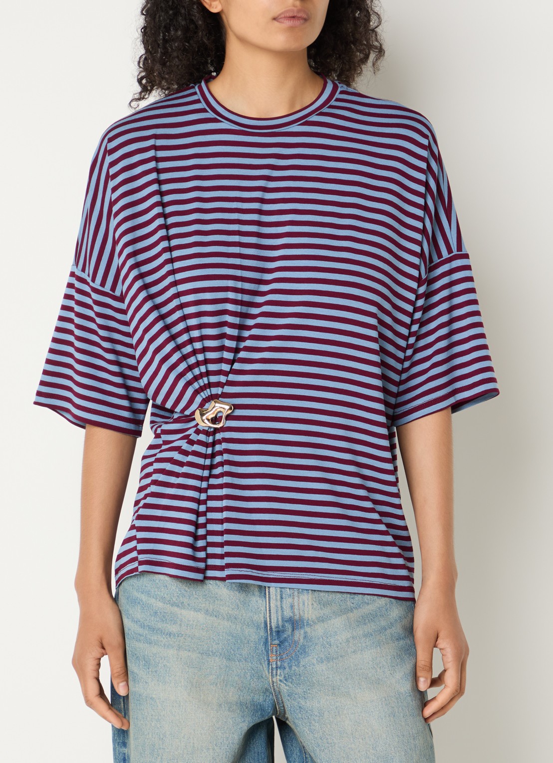 Essentiel Antwerp Kriss top met knoopdetail en streepprint - detail 2 bordeauxrood