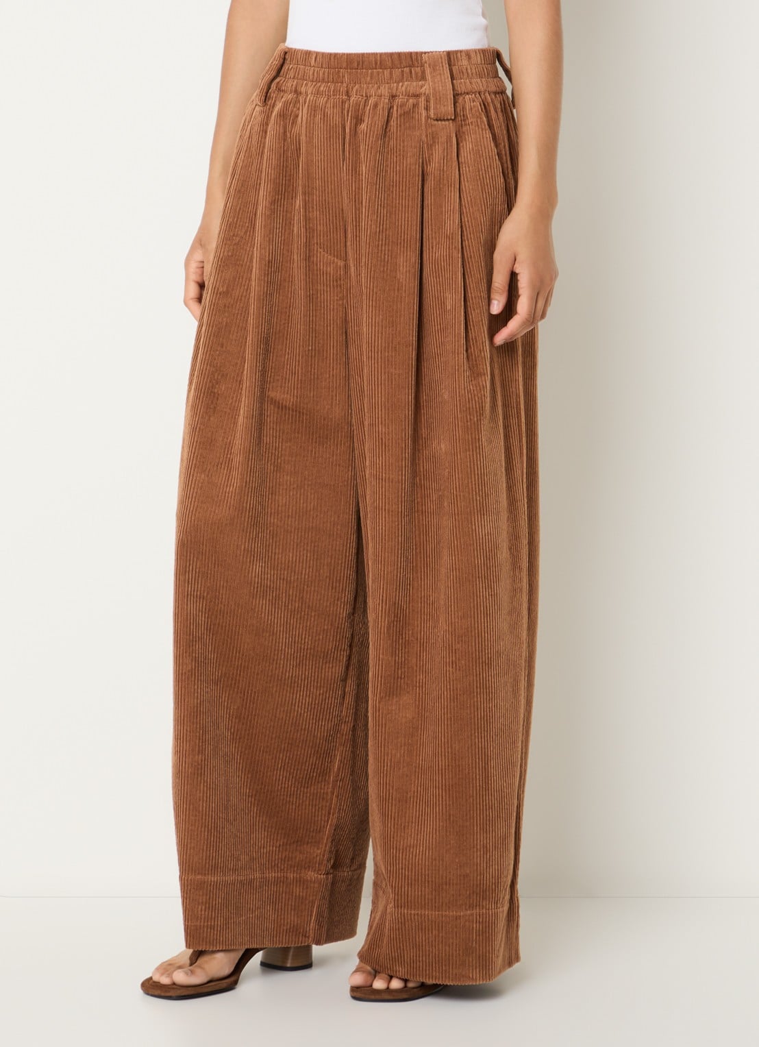 Essentiel Antwerp Mid waist wide fit broek van corduroy met paspelzakken  - detail 4 roestbruin