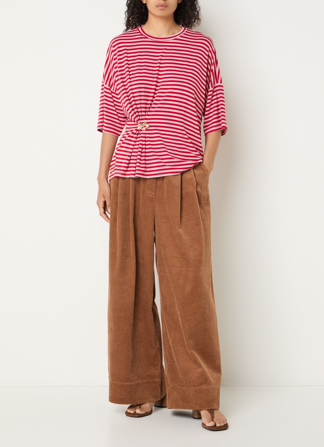 Essentiel Antwerp Mid waist wide fit broek van corduroy met paspelzakken  - voorkant 3 roestbruin