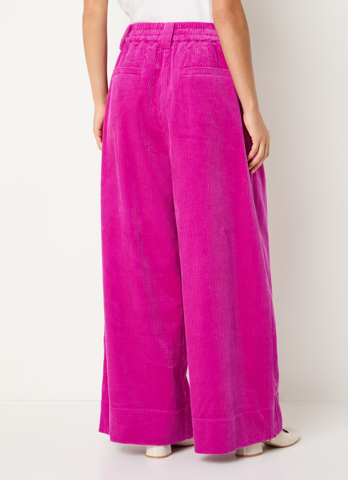 Essentiel Antwerp Mid waist wide fit broek van corduroy met paspelzakken  - achterkant fuchsia