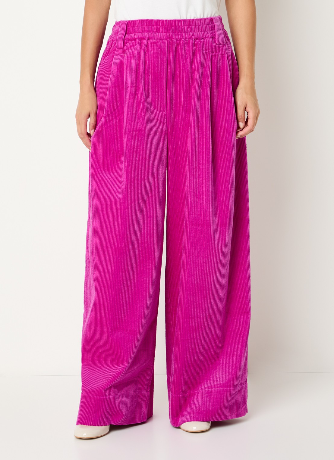 Essentiel Antwerp Mid waist wide fit broek van corduroy met paspelzakken  - detail 2 fuchsia