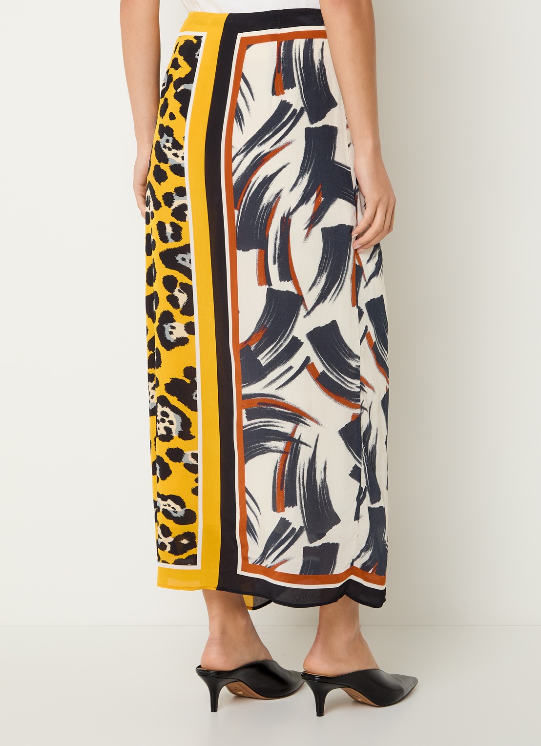 Essentiel Antwerp Midi wikkelrok met print - achterkant geel