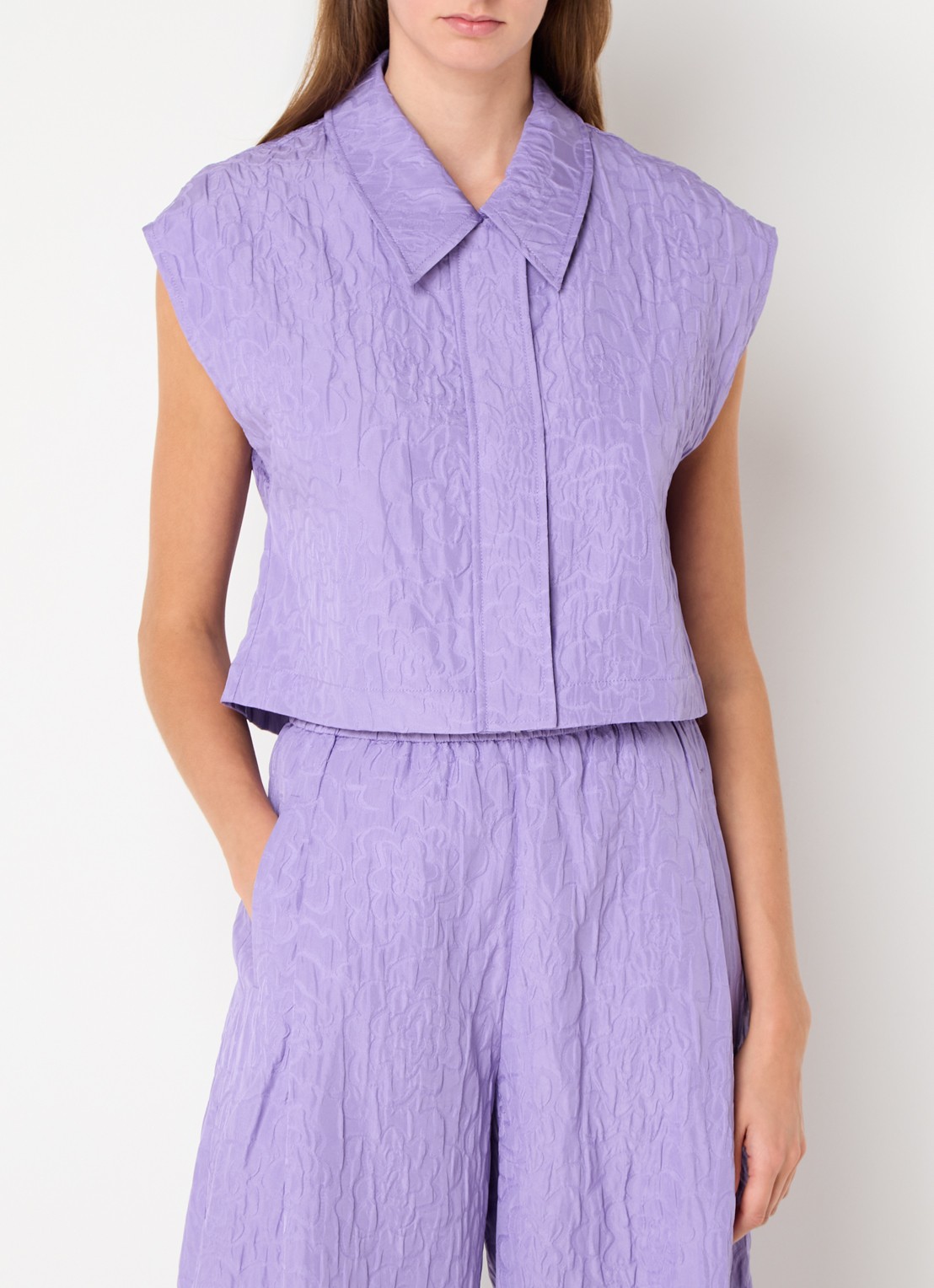 Essentiel Antwerp Mouwloze cropped blouse met jacquard dessin - detail paars