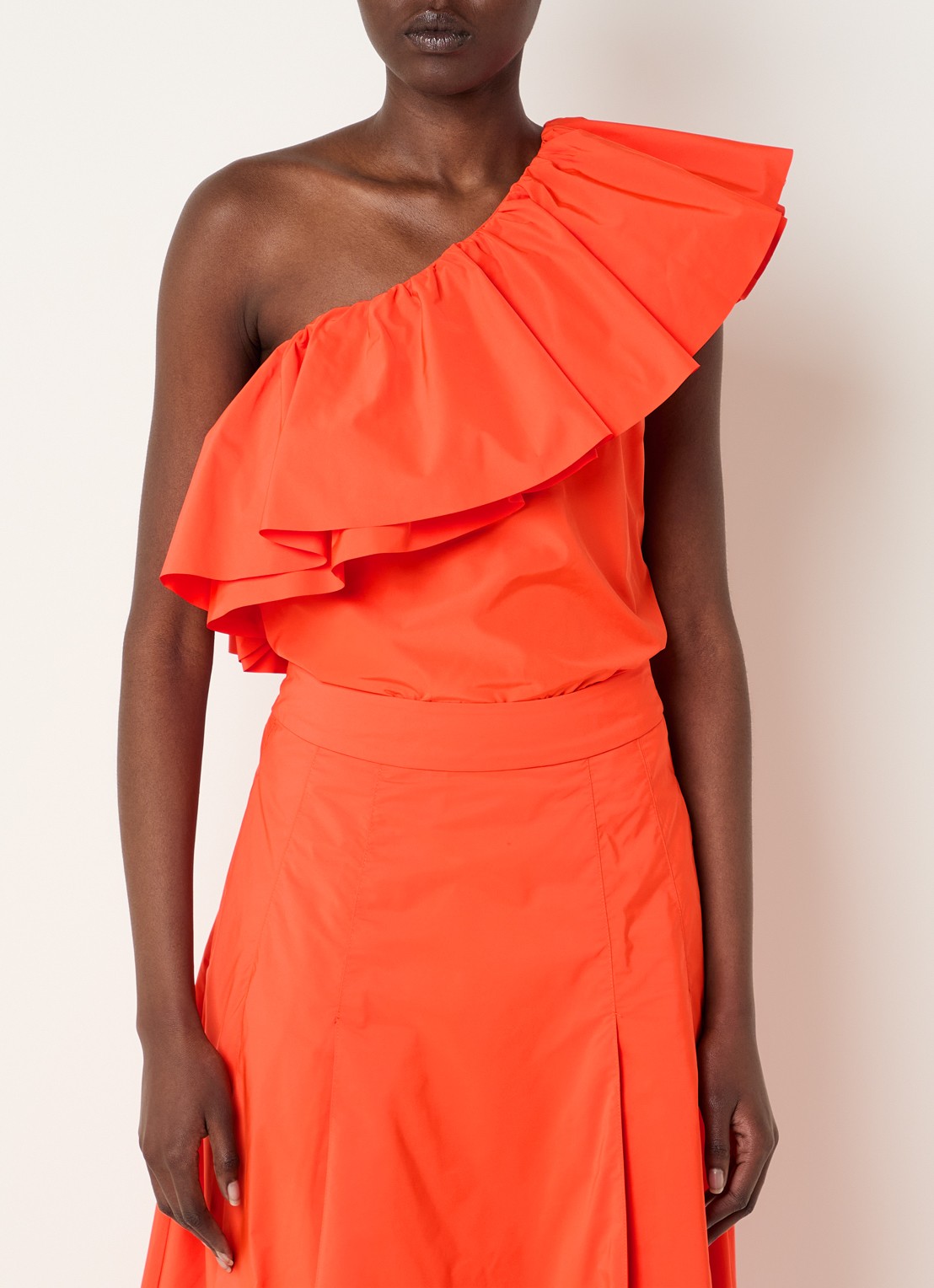 Essentiel Antwerp One shoulder top met volant - detail 2 oranjerood
