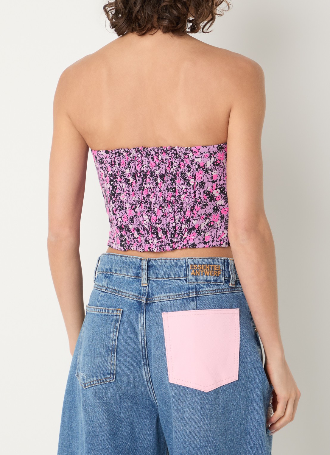 Essentiel Antwerp Top met bloemenprint en strikdetail - achterkant paars