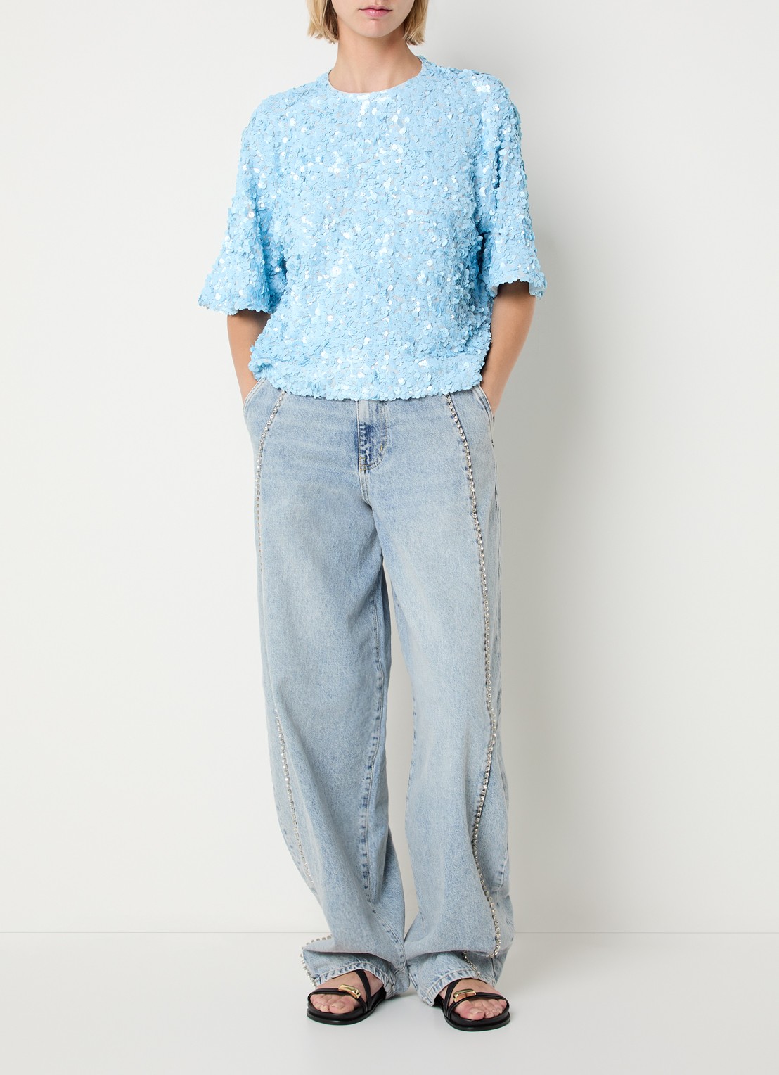 Essentiel Antwerp Top met pailletten - voorkant 3 lichtblauw