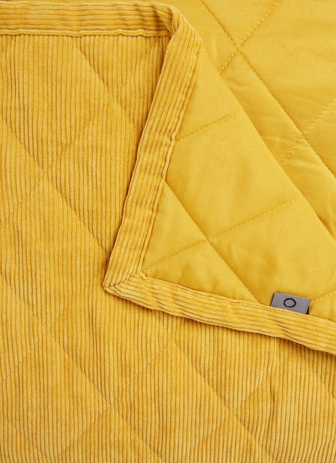 Essenza Billie bedsprei van ribfluweel - detail mosterd