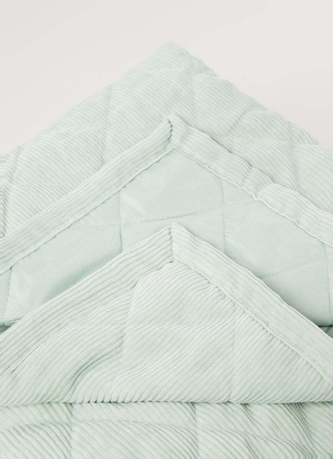 Essenza Billie bedsprei van ribfluweel - detail mint