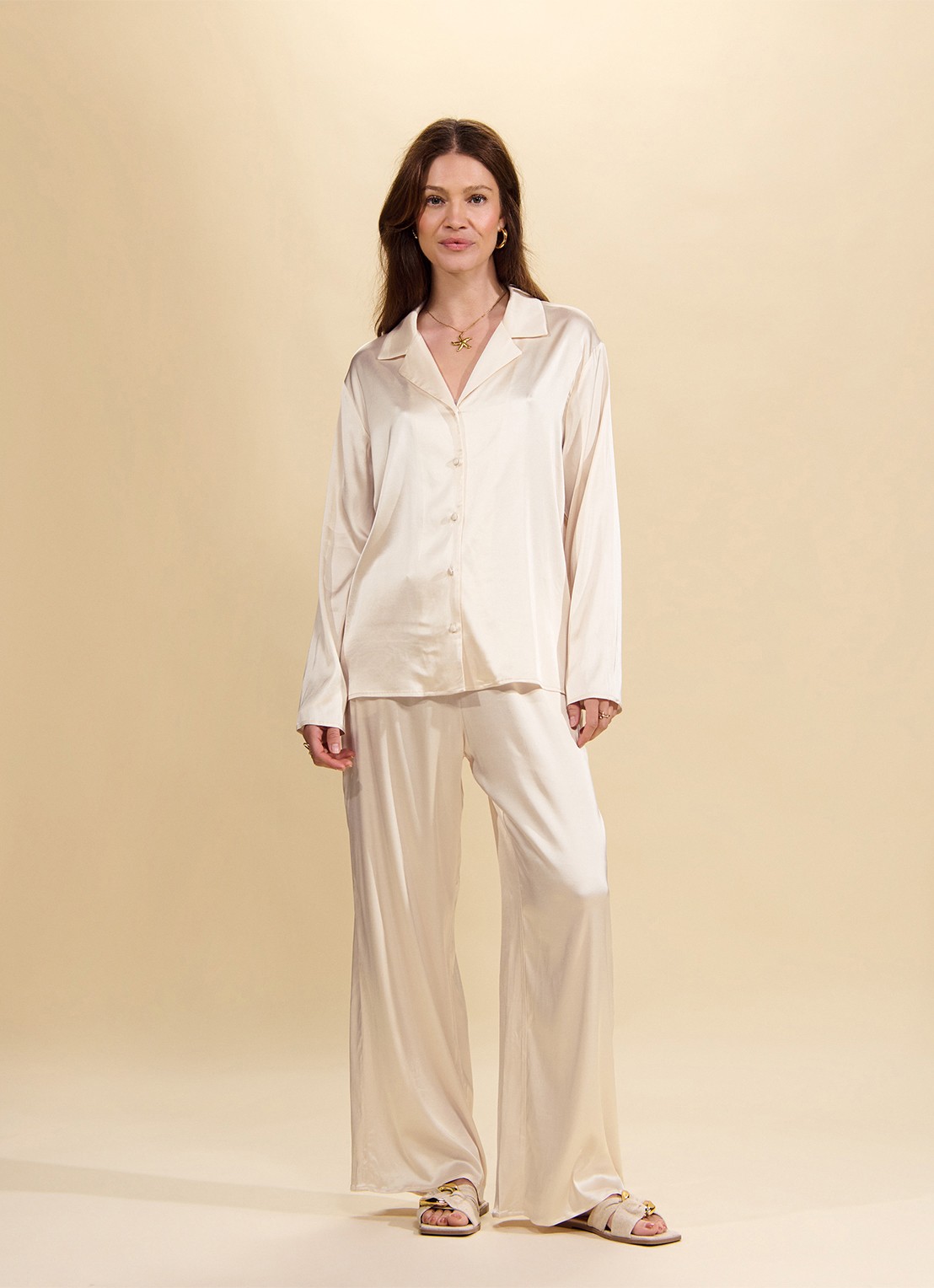 Essenza Elodie loungetop met glanzende finish - detail 3 vanillegeel
