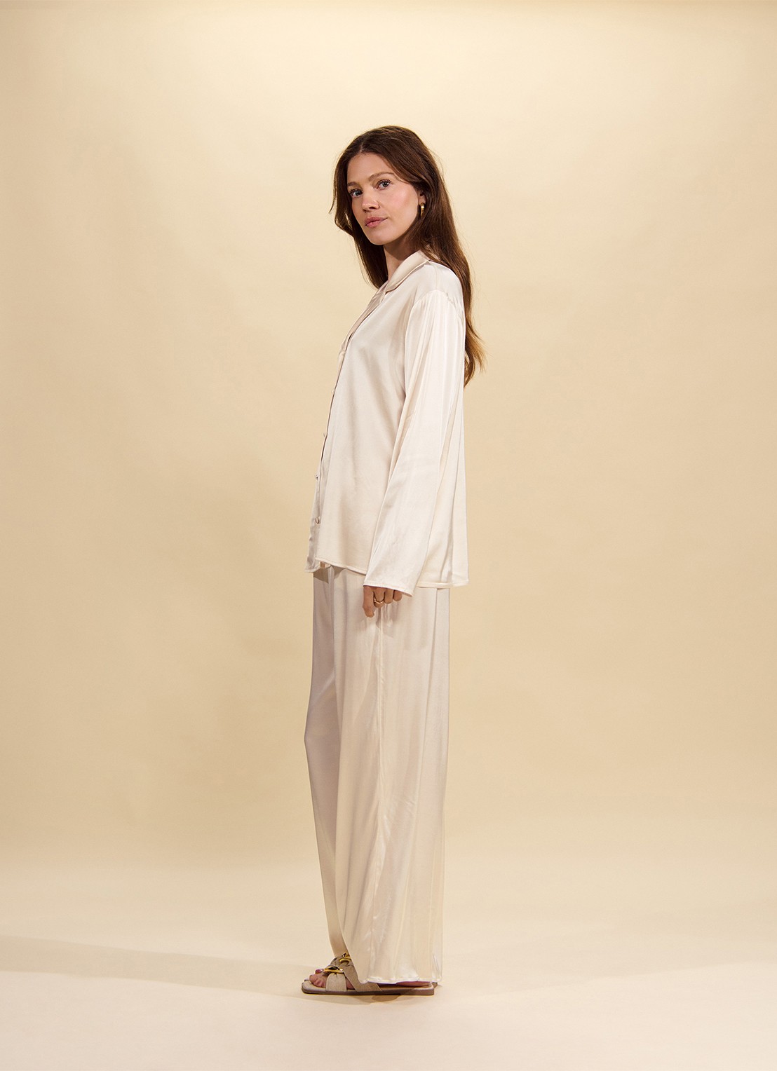 Essenza Elodie loungetop met glanzende finish - detail 4 vanillegeel