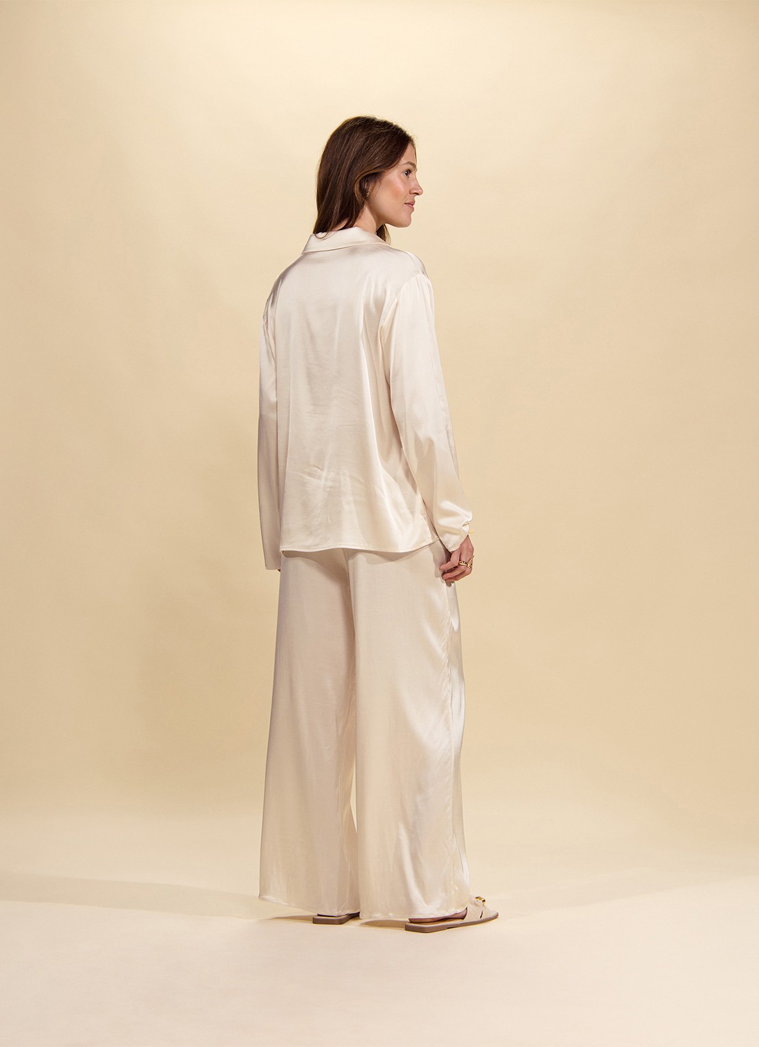 Essenza Elodie loungetop met glanzende finish - detail 5 vanillegeel