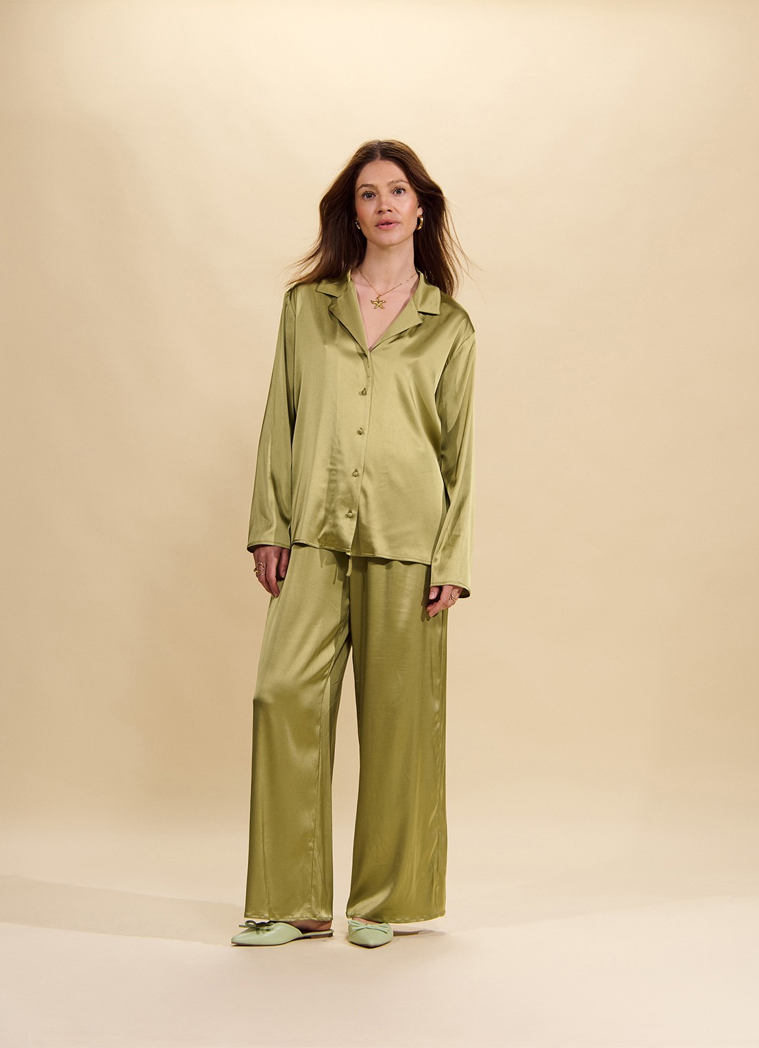 Essenza Elodie loungetop met glanzende finish - detail 3 groen
