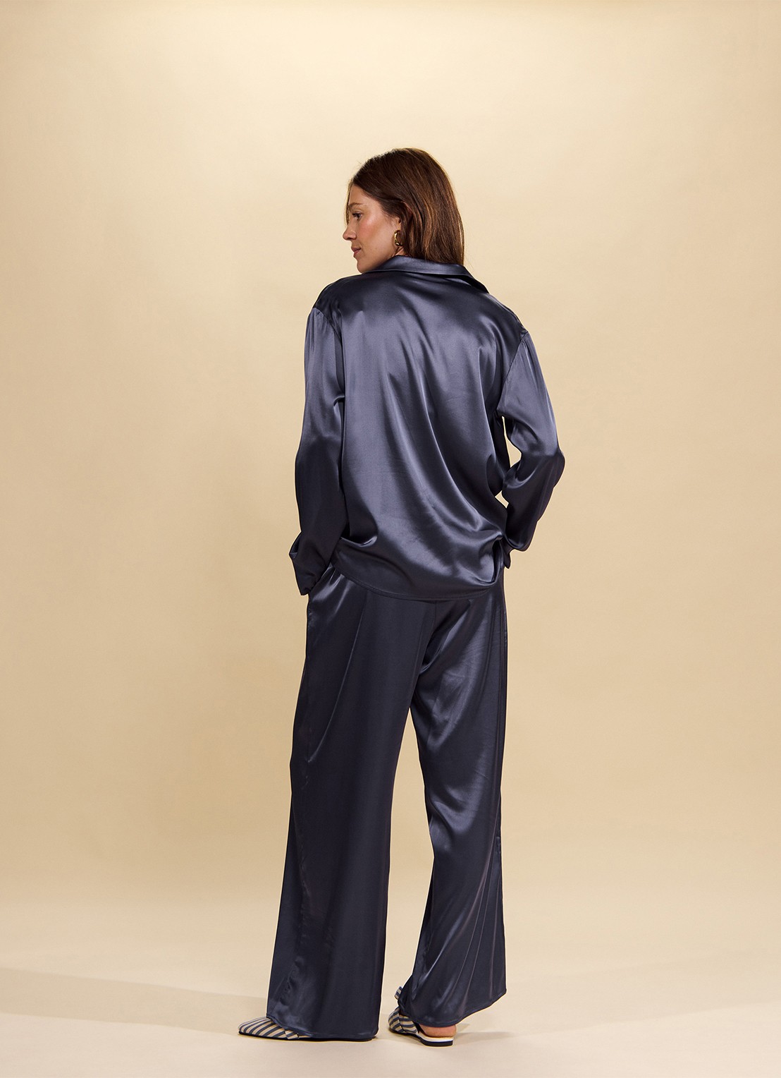 Essenza Elodie loungetop met glanzende finish - detail 3 donkerblauw
