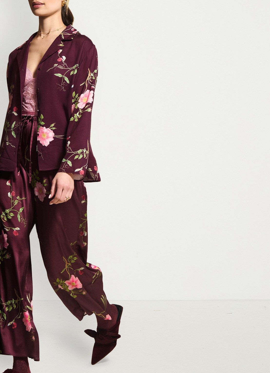 Essenza Elodie Maren loungetop met bloemenprint - detail 7 donkerrood
