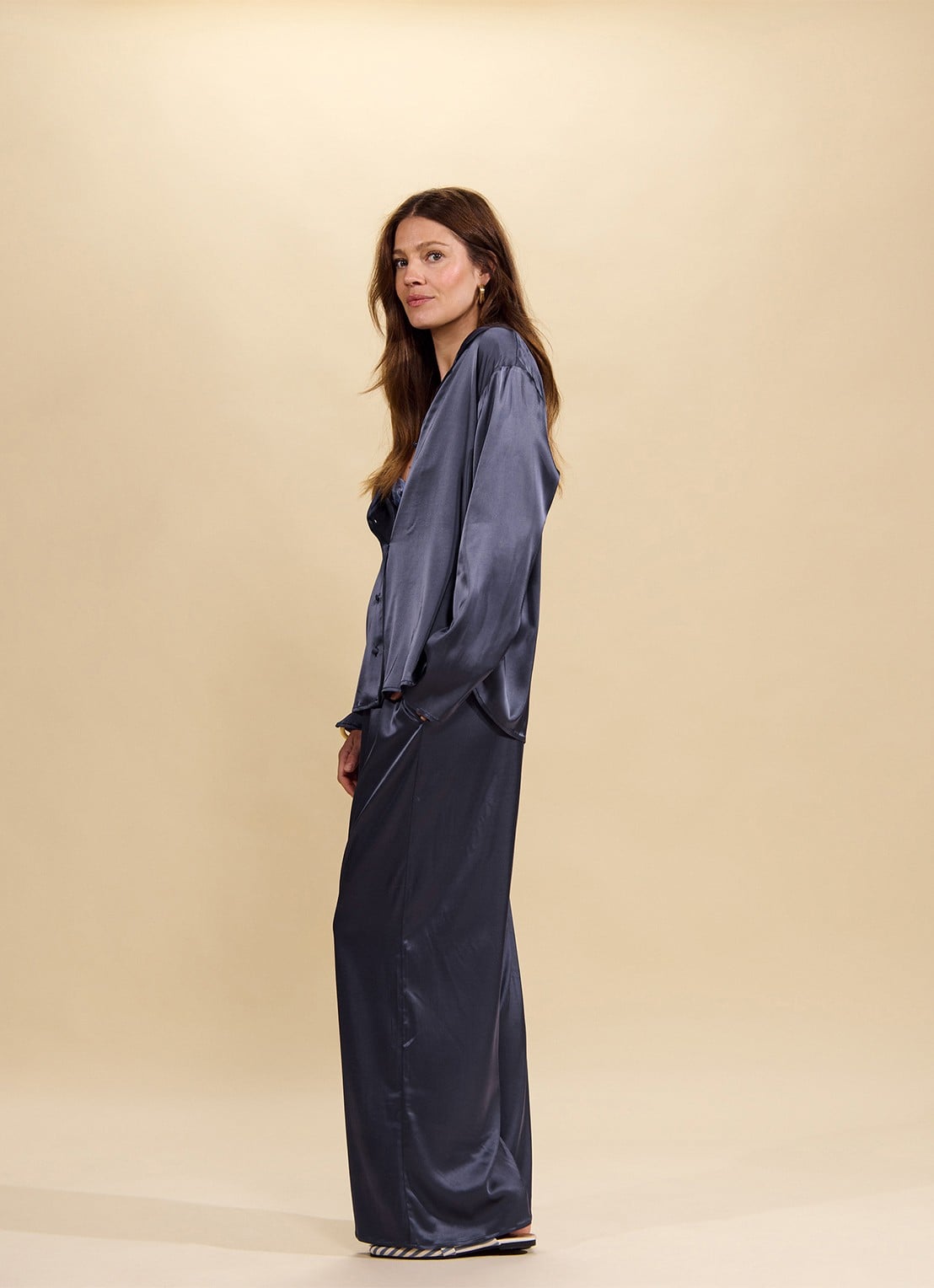 Essenza Elodie pyjamatop van satijn - detail 4 donkerblauw