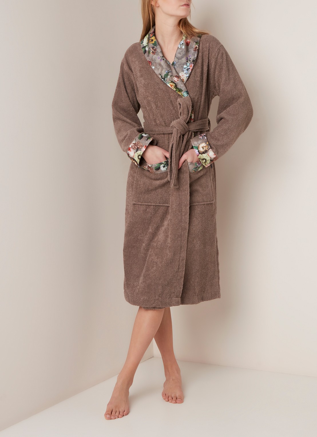 Essenza Fleur badjas met contrastvoering en bloemenprint - voorkant 4 taupe