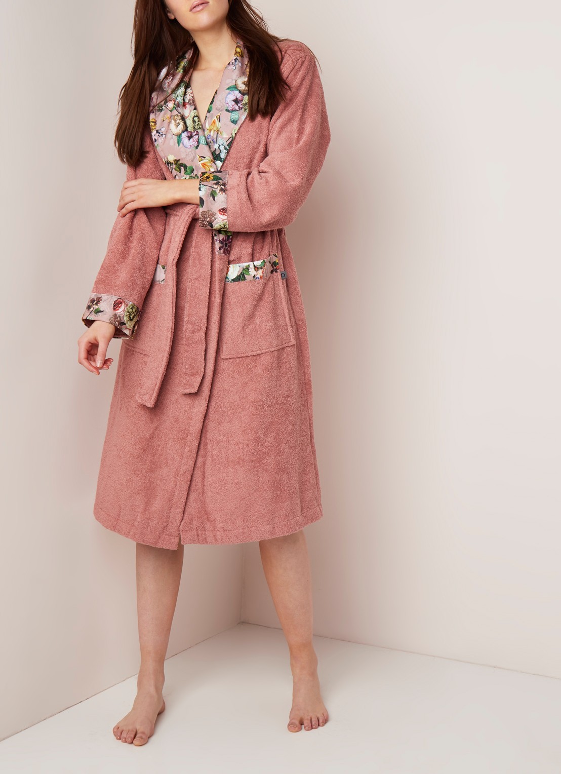 Essenza Fleur badjas met contrastvoering en bloemenprint - voorkant 3 roze