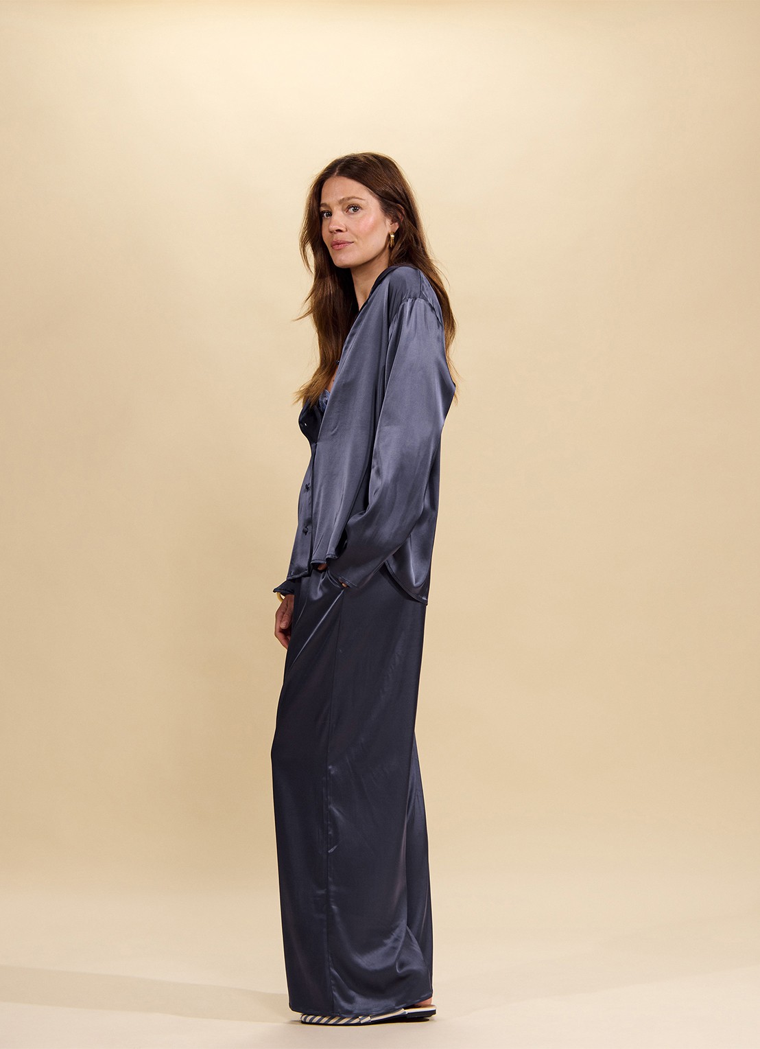 Essenza Ida loungebroek met glanzende finish - detail 2 donkerblauw
