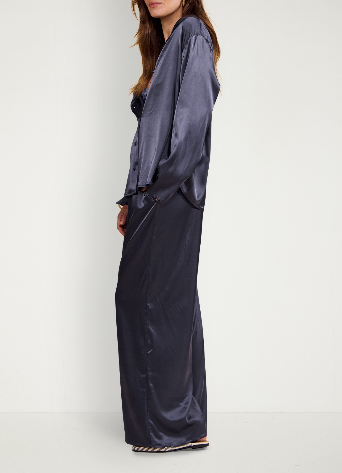 Essenza Ida loungebroek met glanzende finish - achterkant 5 donkerblauw