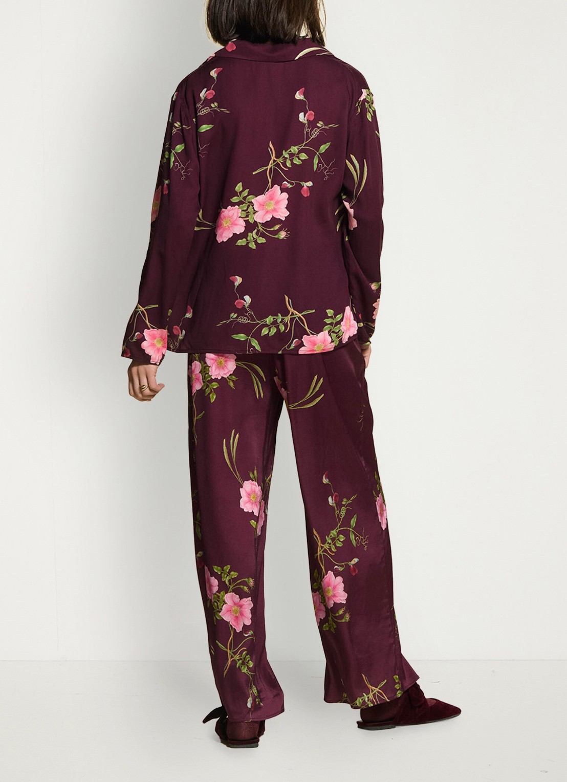 Essenza Ida Maren loungebroek met bloemenprint - achterkant donkerrood