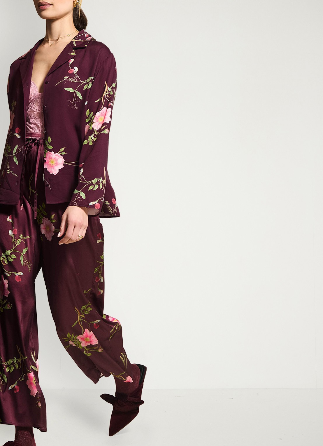 Essenza Ida Maren loungebroek met bloemenprint - detail 7 donkerrood